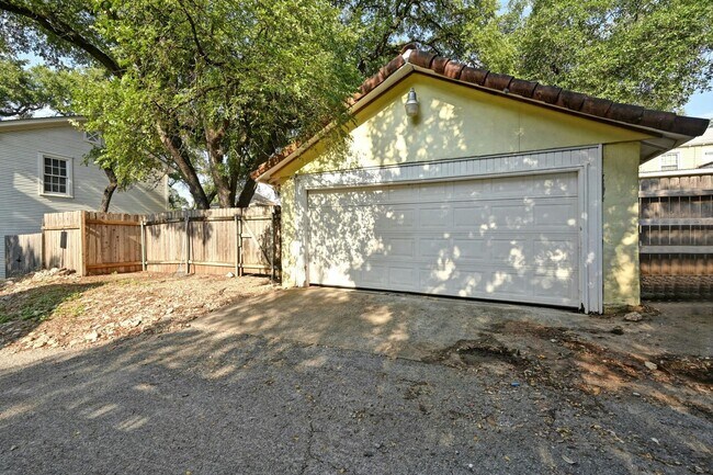 Building Photo - 2829 San Gabriel St