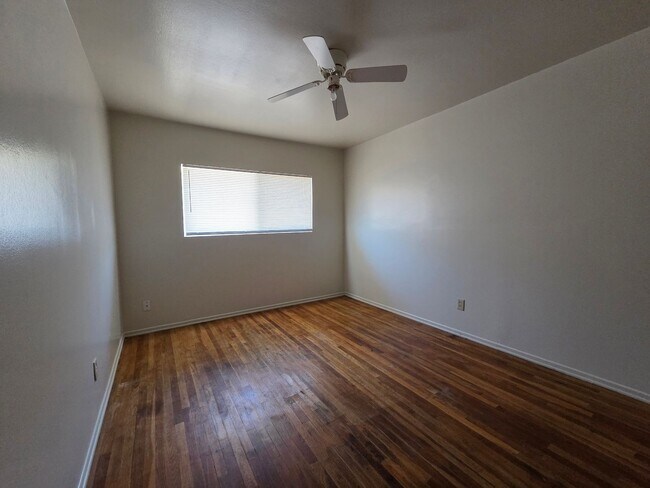 Building Photo - Newly available