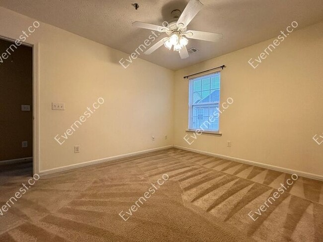 Building Photo - Bright 3-Bedroom Townhome with Ample Space...