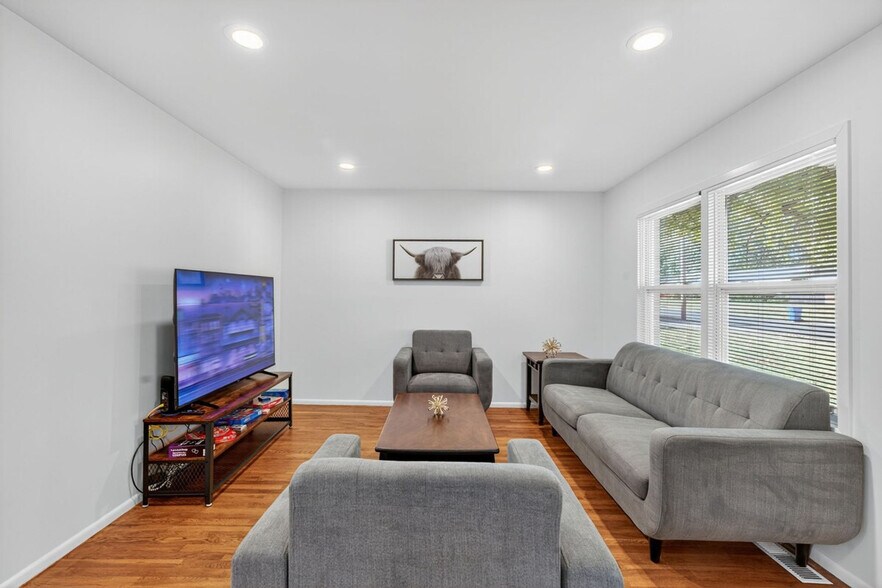 Building Photo - 1415 Lindsay Ln