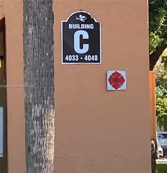 Building Photo - 4033 Lakeside Dr