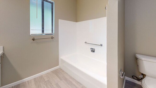 Building Photo - 3 bedroom 2 bath home situated on the Golf Course!