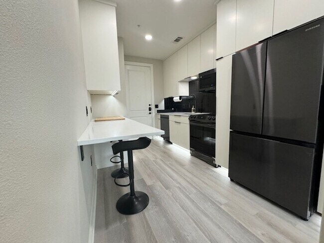 Building Photo - Luxurious Penthouse Studio condo at Zilker