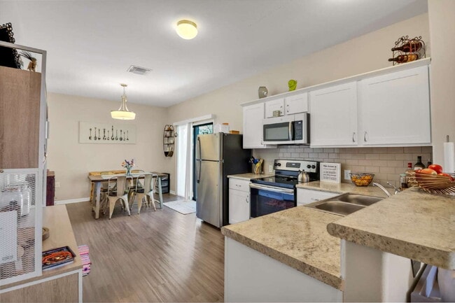 Building Photo - 522 Arthur St