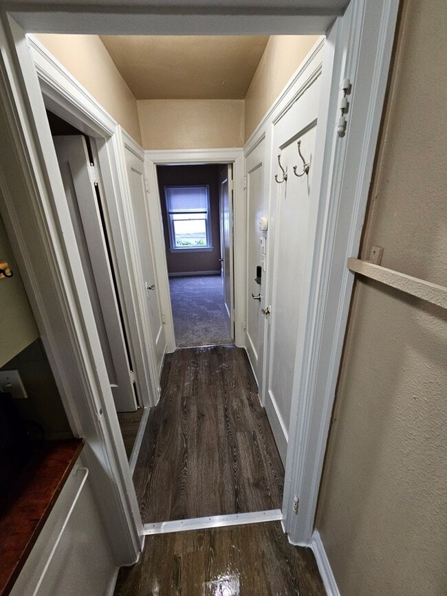 Building Photo - Downtown Unit, renovated, spacious, close to the base, ferry, and shopping