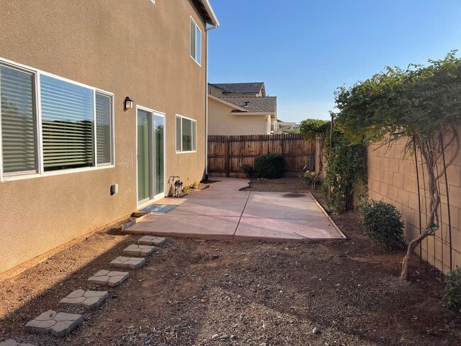 Building Photo - Modern Living Meets Clovis Charm!