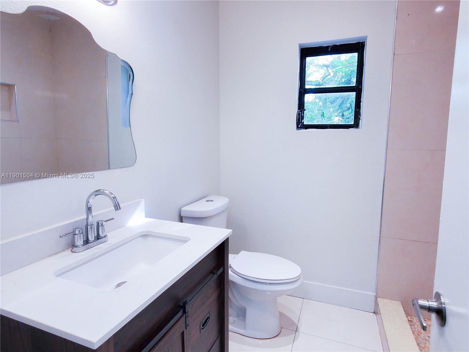 Building Photo - 1901 NW South River Dr