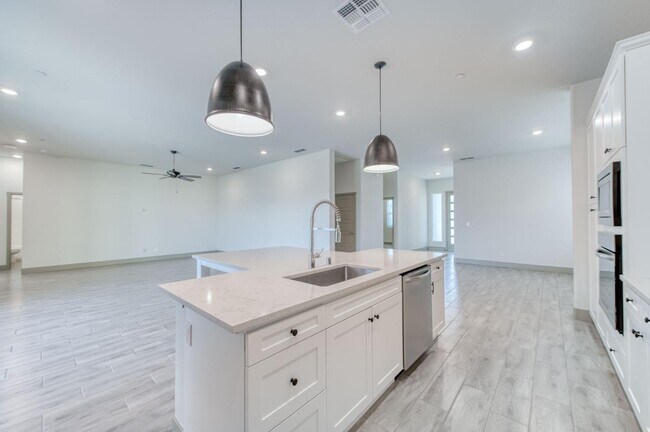 Building Photo - 860 Spg St W