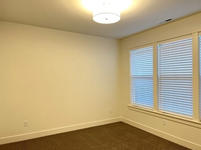 Building Photo - 3Bd/2Ba Single Story House - Available to ...