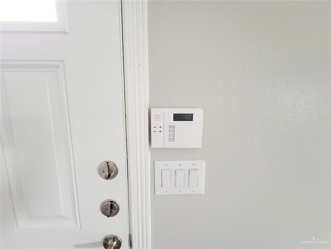 Building Photo - 1913 Davenport St