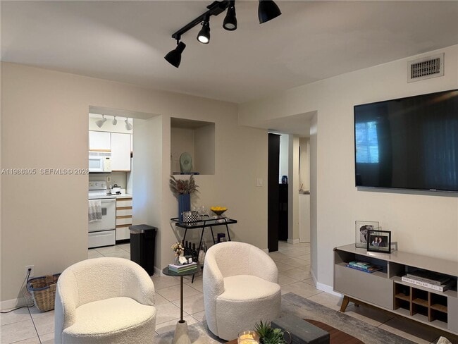 Building Photo - 882 NW 92nd Ave