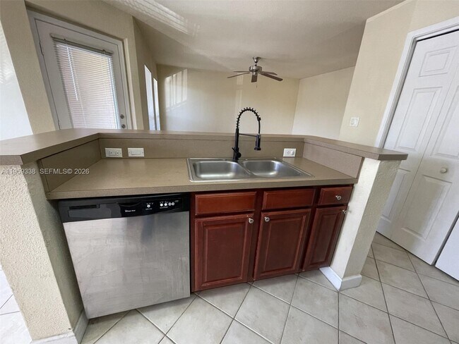 Building Photo - 977 Riverside Dr