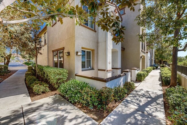 Building Photo - Serenity and Luxury Abound in Eastlake!