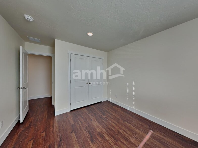 Building Photo - 2958 N Vigo Ave