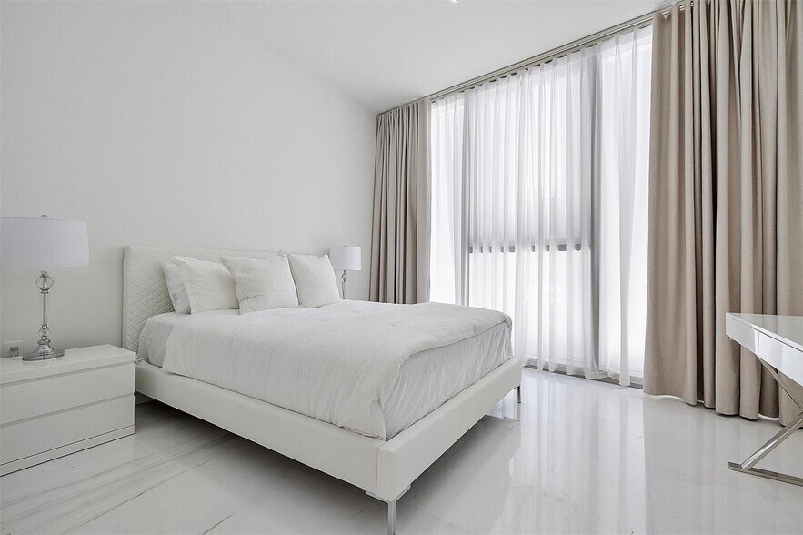 Building Photo - 300 Biscayne Boulevard Way