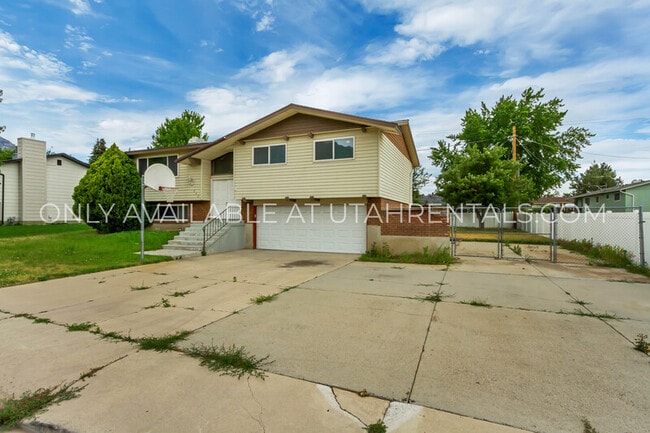 Building Photo - 262 1165 N
