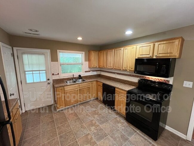 Building Photo - 4304 Wedgewood Dr