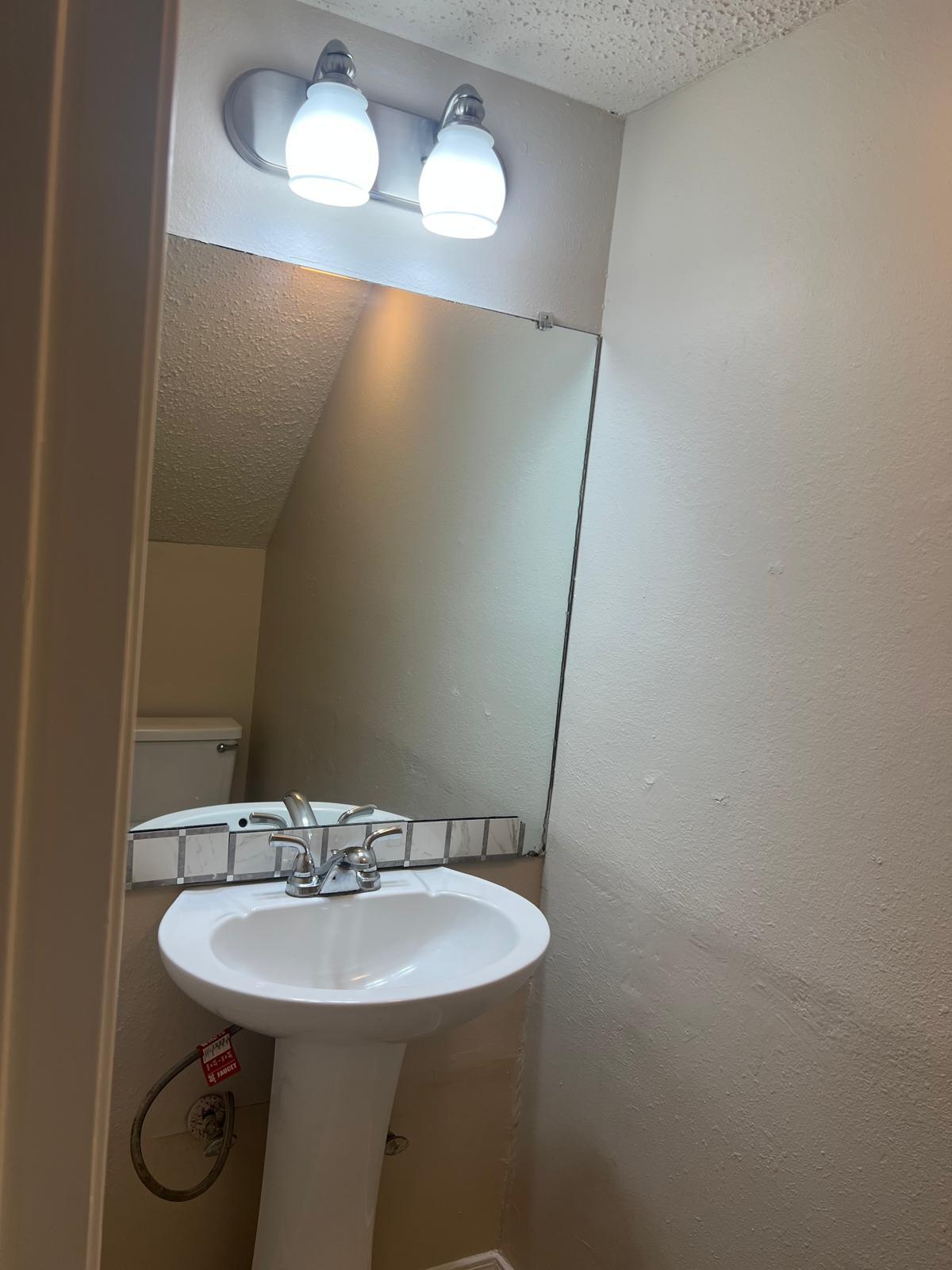 Building Photo - 909B Castle Heights Dr