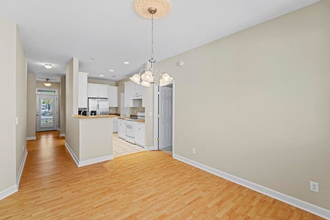 Building Photo - Hampstead Cutie! Backs up to Golf Course!