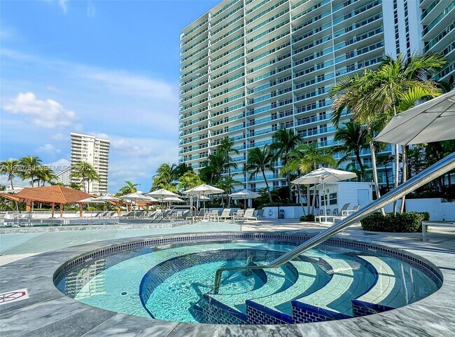 Building Photo - 100 Bayview Dr