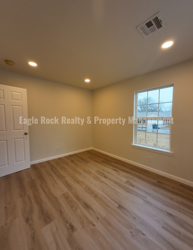 Building Photo - 1369 E 67th St