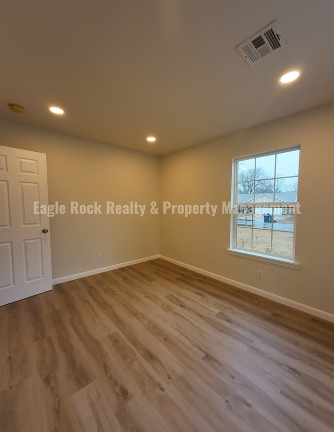 Building Photo - Newly Renovated South Tulsa Home for Rent ...