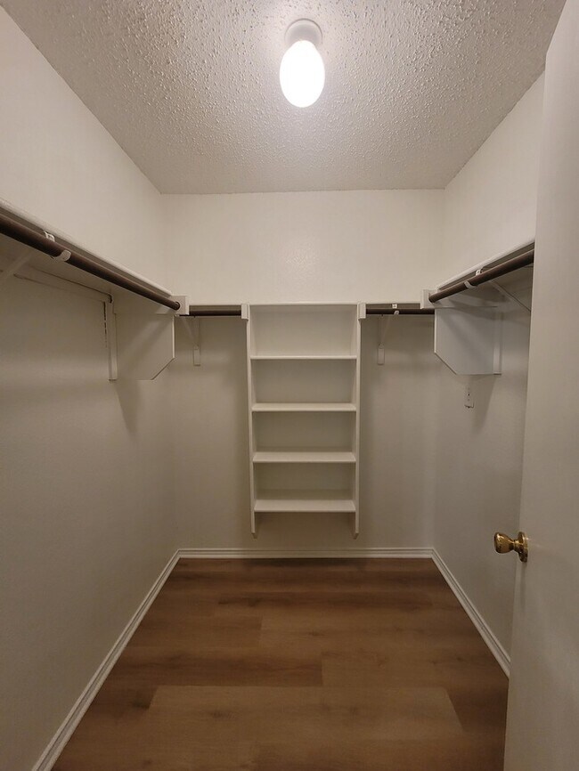 Building Photo - Very Spacious 4/2.5 in Parkview Hills & Ea...