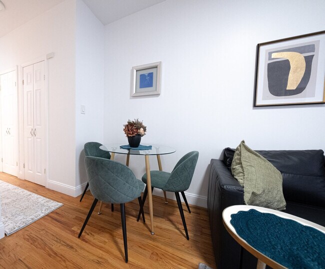 Building Photo - 305 E 95th St