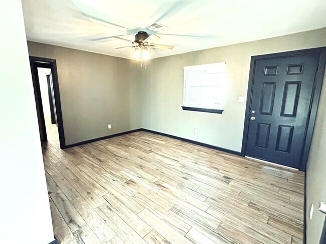 Building Photo - 2114 Allenhurst St