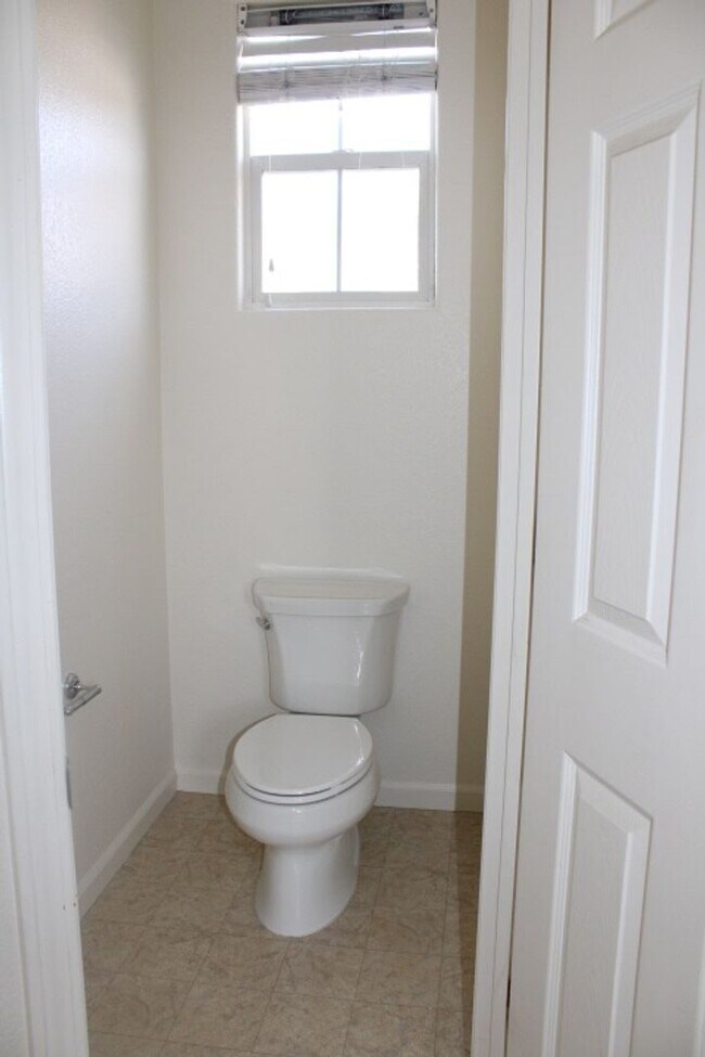 Building Photo - 524 Rosewood Ln