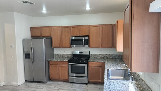 Building Photo - Spacious 4-Bedroom in Gated Copper Creek w...