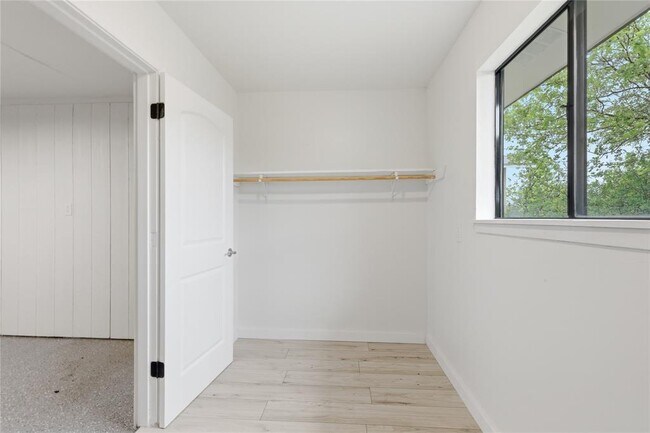 Building Photo - 1841 Twin Oaks