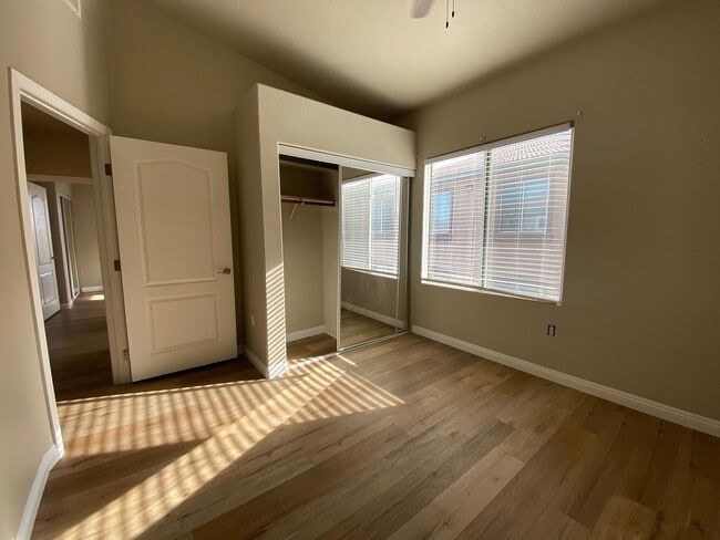 Building Photo - Modern Condo in Gated Community!