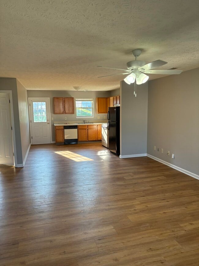Building Photo - 1045 Pinoak Dr