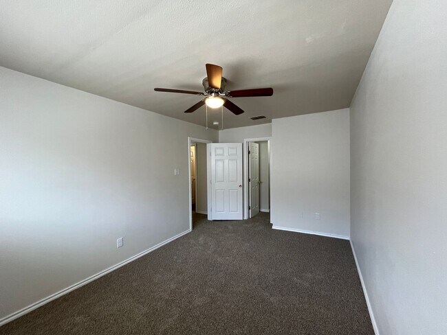 Building Photo - Two Story South Side Townhome