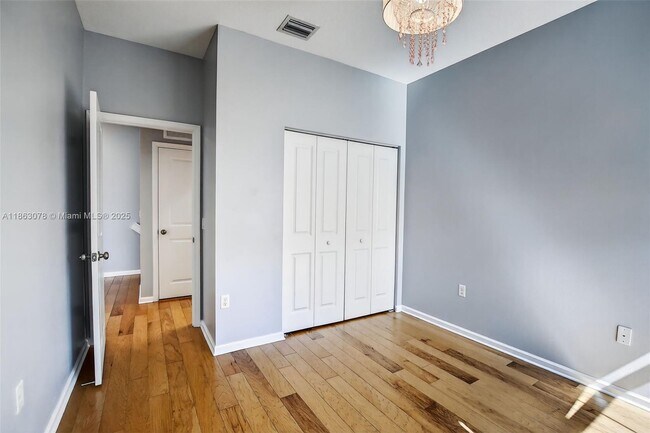 Building Photo - 2938 St Thomas Dr