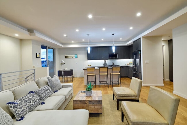 Building Photo - 2310 Edinburg Ave