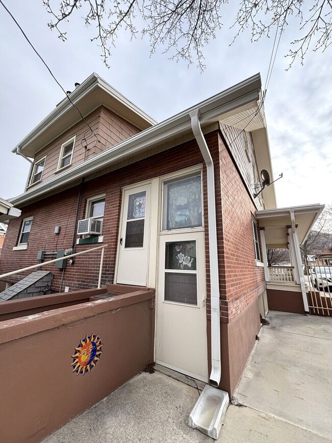 Building Photo - Make This House Your Home—Deposit Moves Yo...