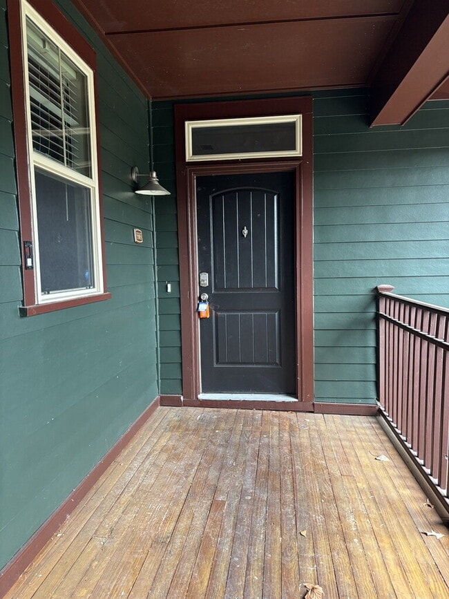 Building Photo - 5565 Colonial Chatsworth Cir