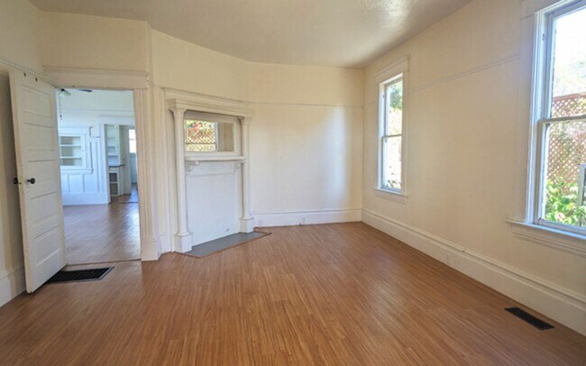 Building Photo - 945/947 F St