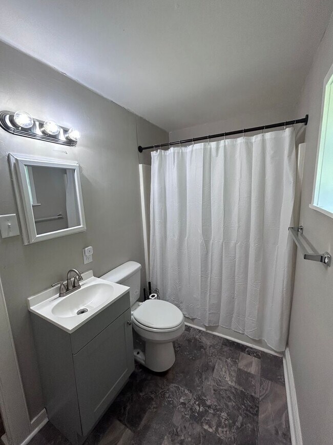 Building Photo - Fully Furnished Mid-Term Rental in Richmond’s East End