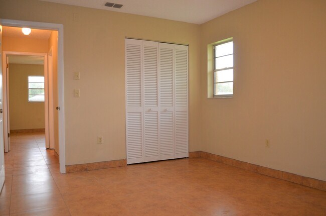 Building Photo - Beautiful Home in a Great Neighborhood!