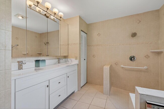 Building Photo - 2925 Riviera Dr