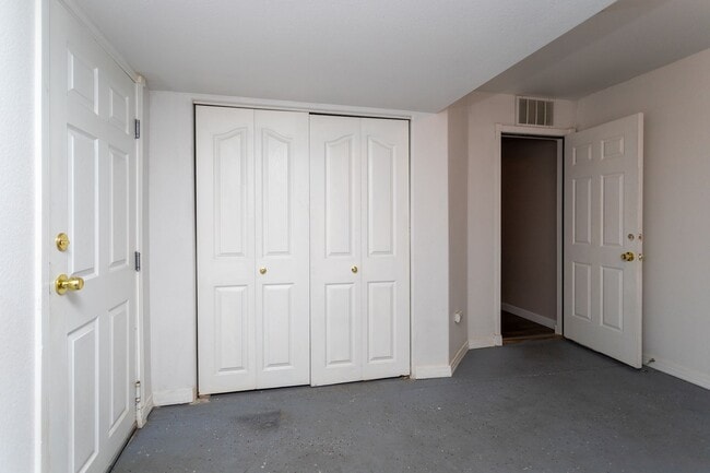 Building Photo - Bright and Airy 2-Bedroom Condo in Charmin...