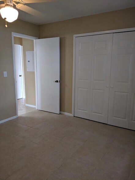 Building Photo - 3320 Barnsdale Dr