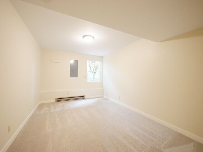 Building Photo - 3 Bed and 3 Bath Plus Office Private Singl...