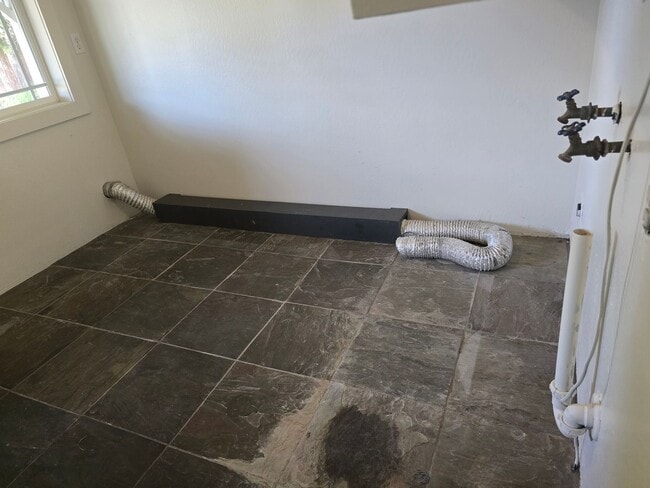 Building Photo - 3 bed 2 bath Family Home for Rent in Grant...