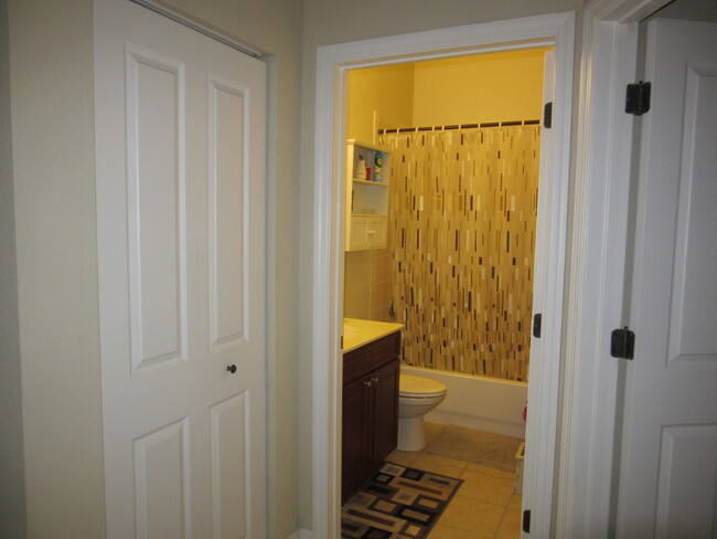 Building Photo - Lovely 3 BR / 2 BA Condo Located In Desira...
