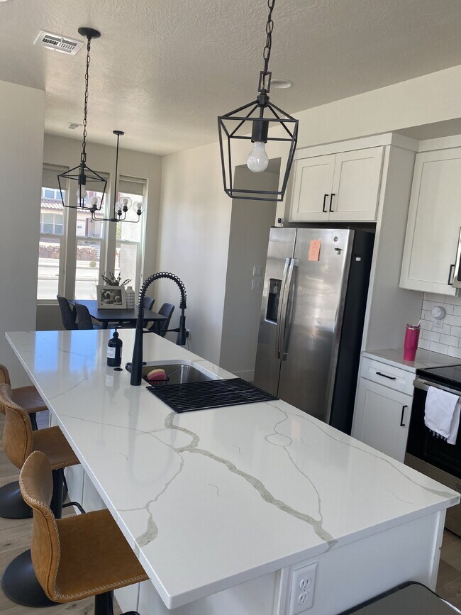 Building Photo - Breathtaking Desert Color 3 bed 2.5 bath townhome for rent!