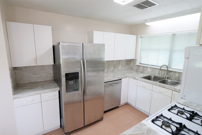 Building Photo - 5235 Beechnut St